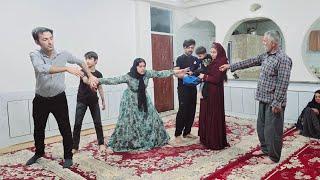Fatima wants to leave home, but Elham's brother stops her.