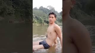 Mandi di sungai #shorts #short #shortvideo #mytripmyadventure #nature #eksplore #naked #bulge