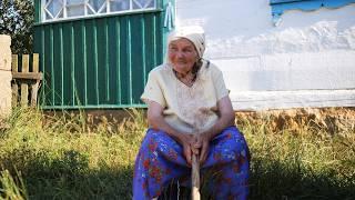 THE HARD BUT REAL LIFE OF A GIRL AND A GRANDMOTHER IN A UKRAINIAN VILLAGE