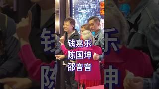 演员陈国坤因长相酷似李小龙而被周星驰 发掘进入演艺圈，先后拍摄了电影“功夫”和“少林足球”，在2008年出演了电视剧《李小龙传奇》后被大家所熟知。