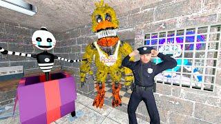 Animatronics Scare the Security Guard in the Abandoned Pizzeria