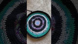 Новый коврик из ненужных вещей. #рукоделие #needlework #коврики
