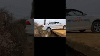 When reversing, the two rear wheels accidentally fell off the road bump, and the front wheels lost