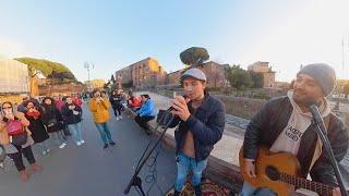 Ragazzo con voce stupenda canta Can't help falling in love con un artista di strada