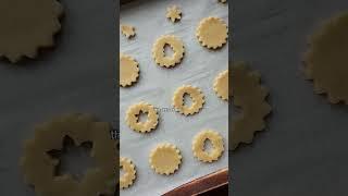 Raspberry Linzer Cookies. #christmascookies #linzercookies #linzers