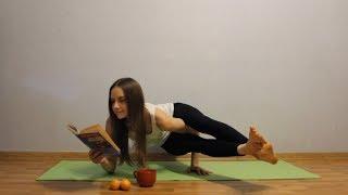 В Аштавакрасане и мандарин вкусней, и вода слаще. Ashtavakrasana variation - yoga fun