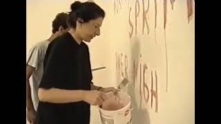 Marina Abramović écrit sur un mur avec un mélange : sang de porc, sperme,  et lait maternel 