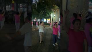 Пожилые китайцы танцуют каждый вечер 