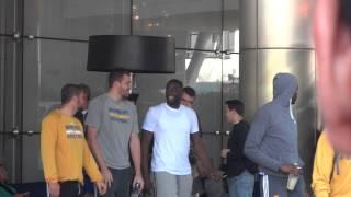 David Lee & Draymond Green Boarding Warriors Bus In LA – iFolloSports.com