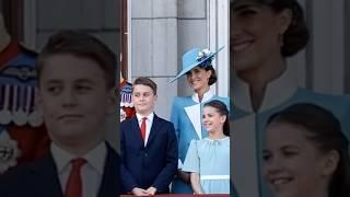 Wow At balcony prince George, princess Charlotte and their family ￼
