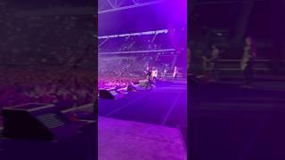What happened at the Düsseldorf show? Guns N’Roses #gunsnroses