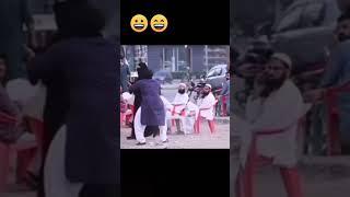 امرأة منقبة تقوم بحركة غريبة 