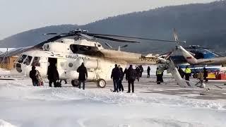 Вертолет со зданием аэропорта в поселке Богучаны Красноярского края