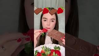ASMR COMENDO CHOCOLATE E MORANGOS 