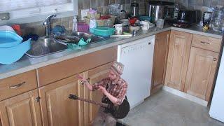 Guitar soloing the kitchen clean