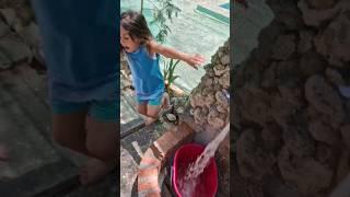 NIÑA TRAVIESA Y SU HERMANAJUEGAN EN UNA ALUCINANTE PISCINA_CYNTHIA SHORTS #shorts #naluchivlog