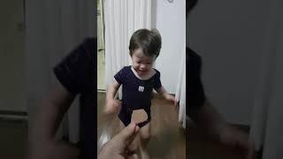 Bebê ajudando a mamãe na Páscoa com os chocolate...