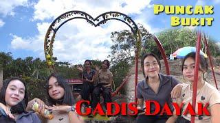 Keseruan gadis dayak di puncak bukit