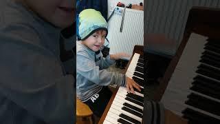 Antons start to play piano 10/2019 - Antons Action