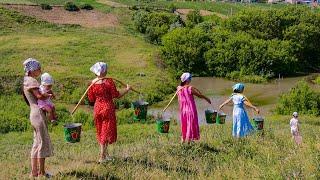 How a large and friendly family meets in a parental home in a village.