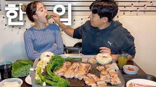 1KG Juicy Korean Pork Belly MUKBANG Outside In Winter + how to eat it! | International Couple