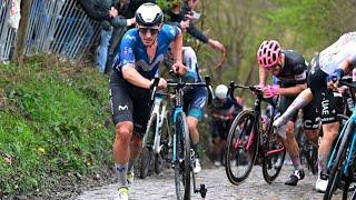 TOUR DES FLANDRES - Séquence lunaire : Derrière Van der Poel, les coureurs à pied dans le Koppenberg