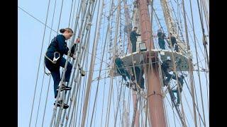 Subida de S.A.R. la Princesa de Asturias al palo del Buque Escuela Juan Sebastián de Elcano.