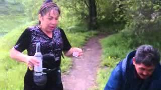 Пьяная танцует лезгинку.