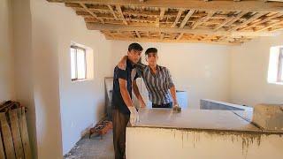 "Starting the plastering of the hut: a family project with the cooperation of the Abu family"