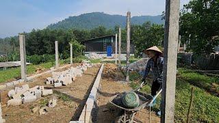 soins aux porcs. construction d'un enclos pour la reproduction des porcs