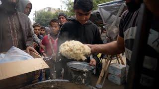 Palestinian children line up in Gaza, hoping for a warm meal  | VOA News