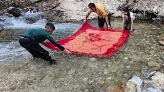 The love of cleaning houses and washing carpets and blankets the traditional way in the river
