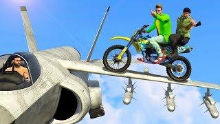 БЕЗУМНЫЕ БАЙКЕРЫ ПРОТИВ САМОЛЕТОВ НА ТРОПЕ СМЕРТИ! (GTA 5 Смешные моменты)