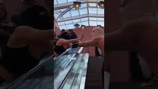 И ТАКОЕ БЫВАЕТ НА ЭСКАЛАТОРЕ/ПРАНК #shorts #реакция #пранк