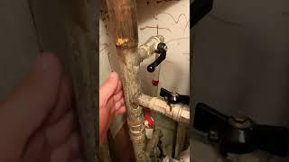 ЖЭК не перестает удивлять… #dstroy  #сантехникавквартире #отделкаквартир