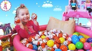 Бассейн с киндерами сюрпризами и шариками подарки Киндер Сюрприз Pool with Kinder Surprises Balls