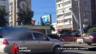 Буйного хулигана сбросили с крыши автобуса