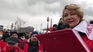 Нина Останина выступает перед родителями школьников.