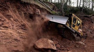 CAT D7G How a bulldozer digs a path through rocks ? DOZER KAYALARI SÖKEREK NASIL YOL YAPAR ?  #cat