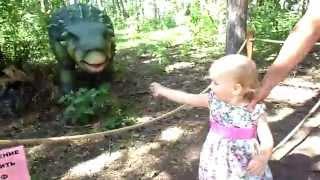 Алиса и ДИНОЗАВРЫ !!! Гуляем в парке динозавров To visit the dinosaur Park