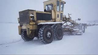 Автогрейдер ДЗ-143 | Grader DZ-143 at work in winter time (engine sound)