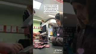 Помог бабушке и оплатил на кассе её продукты.