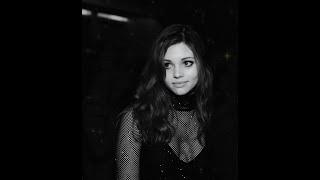 India Eisley (Ashley Juergens) being beautiful and funny for 5 minutes