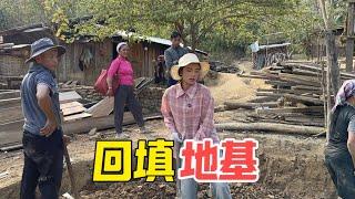 在东南亚老挝农村建房子，今天全家人回填地基