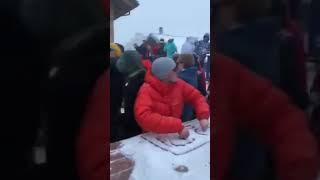 Guy Draws Turntable on Snow-Covered Table and Pretends to be DJ - 1100379-1