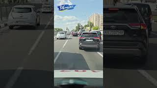 Завжди звільняйте смугу на дорозі для швидкої допомоги.