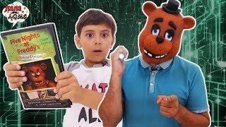 КНИГА "ФАЙЛЫ ФРЕДДИ"! Папа Роб и Ярик играют во FNAF 2! 13+