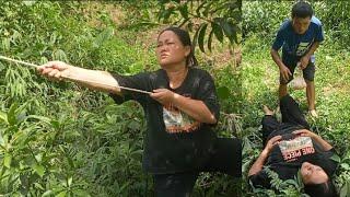 Every time in the deep forest, an exhausted girl waits for her boyfriend to sell firewood