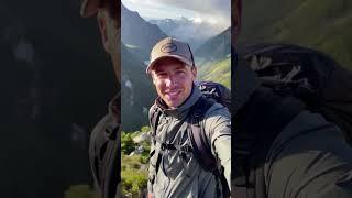 Путешественник снимает блог... и тут пролетает дракон! 