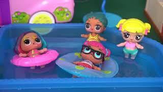 Bebe Goldie Tiene un Nuevo Club para niñas LOL Sorpresa con Piscina! Niños vs Niñas